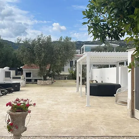 Con Patio Da Nonna Teresa فيلة